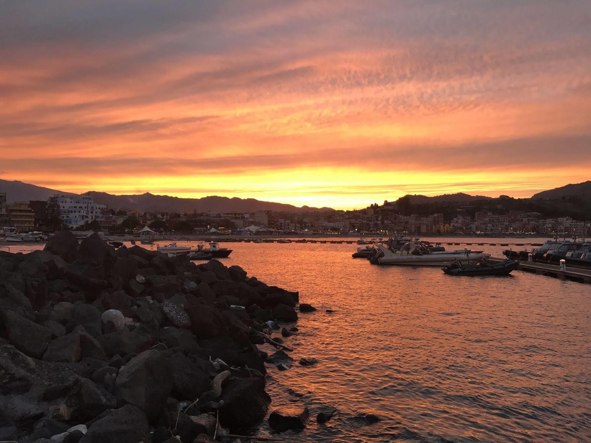 Kalaskiso' Giardini-Naxos Buitenkant foto